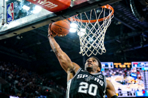 篮球运动员在NBA赛场上篮得分的高清特写